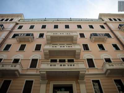La struttura, dallo stile fortemente eclettico, presenta elementi classicisti, barocchi e romanici individuabili sulla facciata dove sono presenti ampi balconi sorretti da larghe mensole e finestre ad arco
